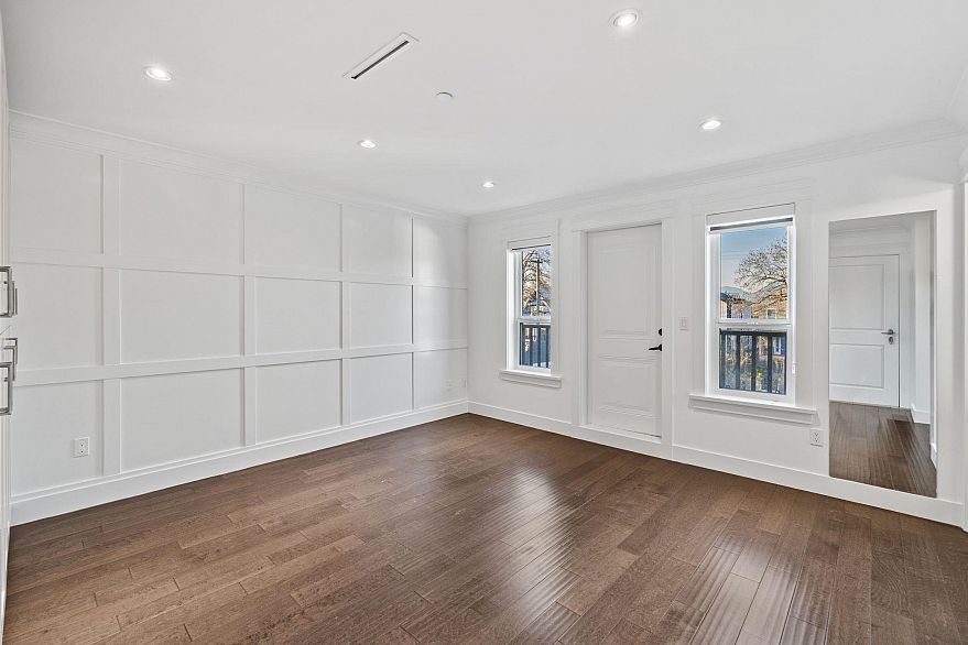 831 E King Edward Avenue