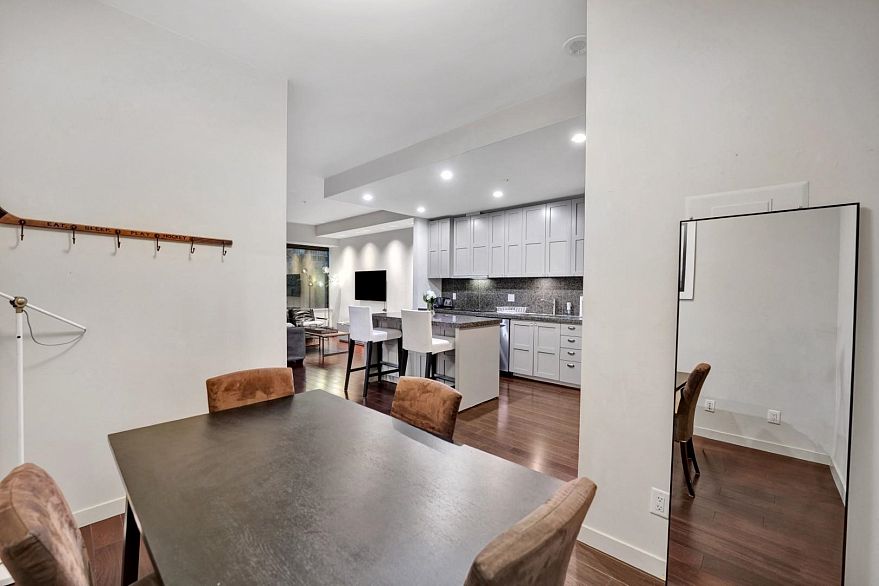 407 1333 W Georgia Street