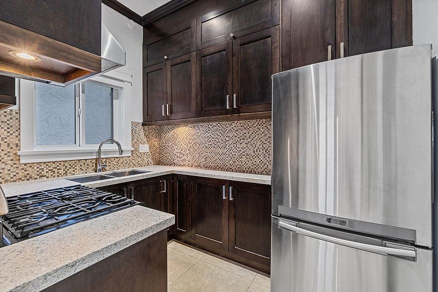 831 E King Edward Avenue