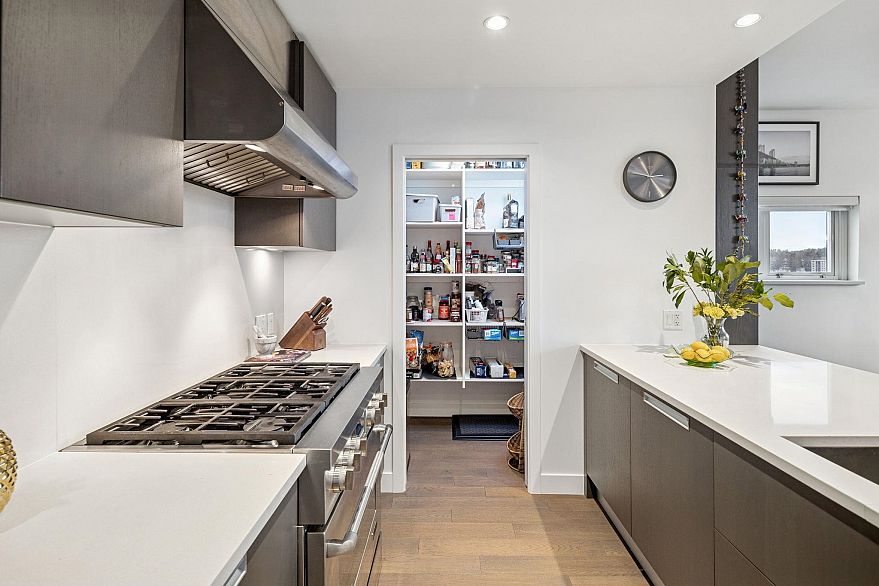 PH1606 288 W 1st Avenue