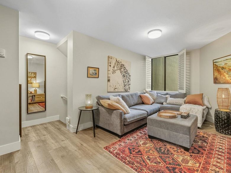 521 666 Leg In Boot Square