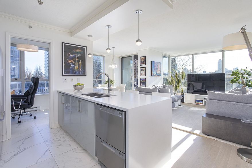 302 1438 Richards Street