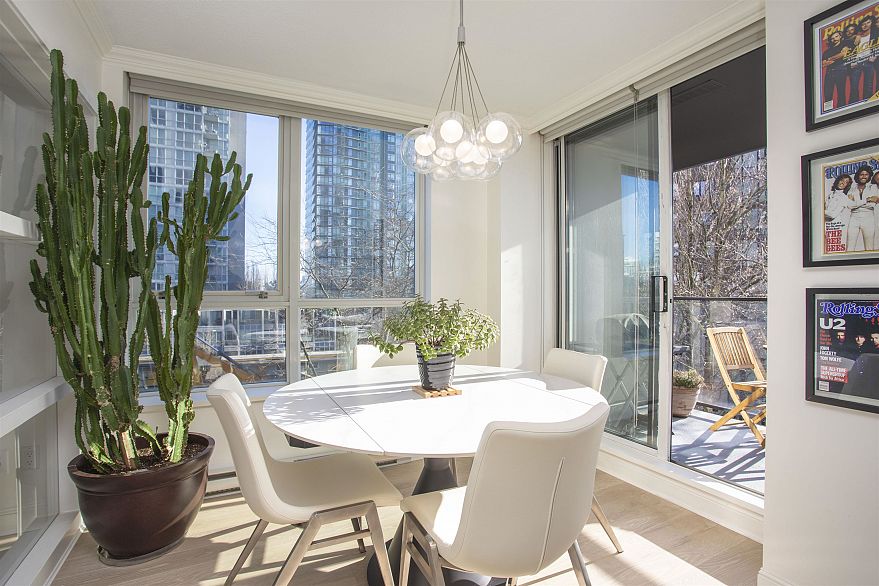 302 1438 Richards Street