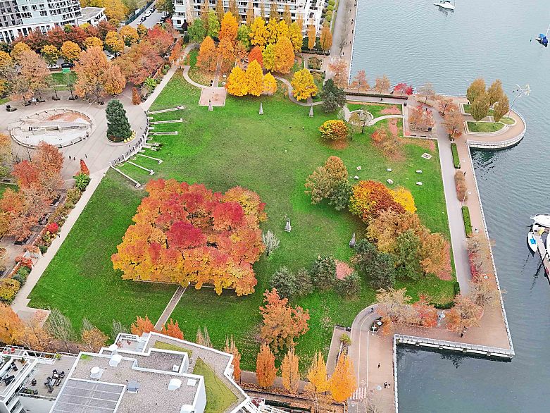 503 638 Beach Crescent