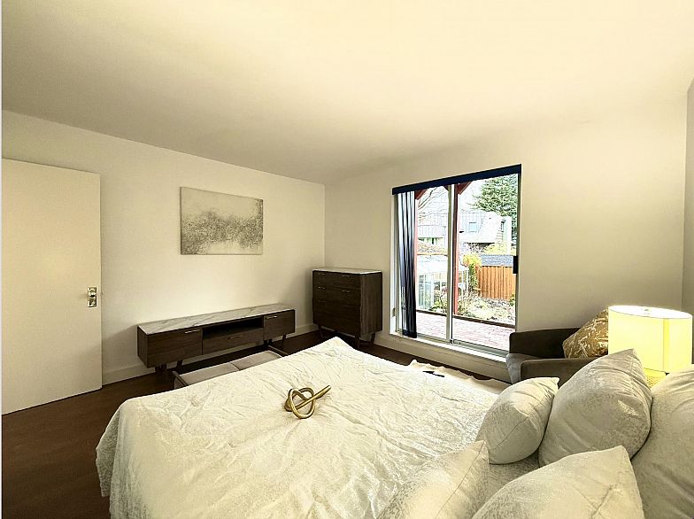 4327 Locarno Crescent