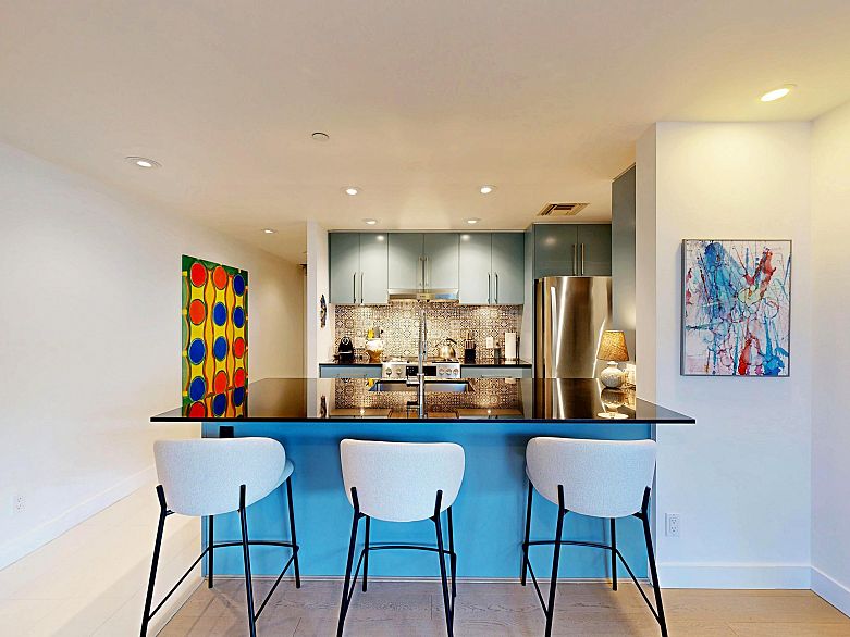 503 638 Beach Crescent