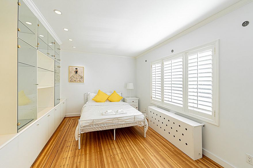 4327 Locarno Crescent