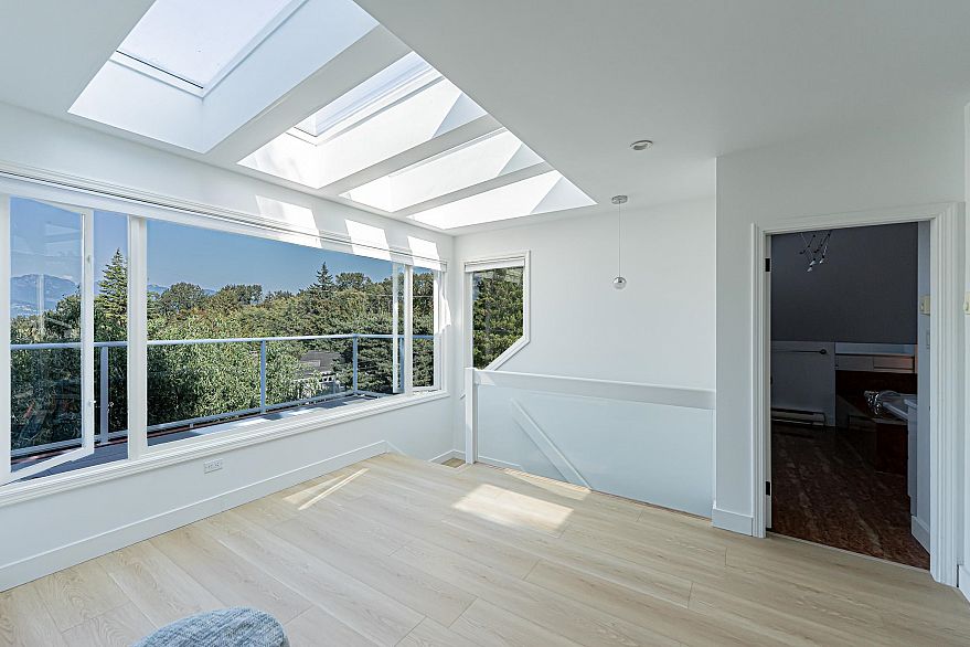 4327 Locarno Crescent