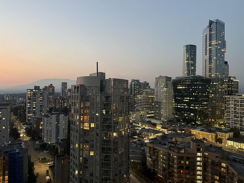 2201 909 Burrard Street