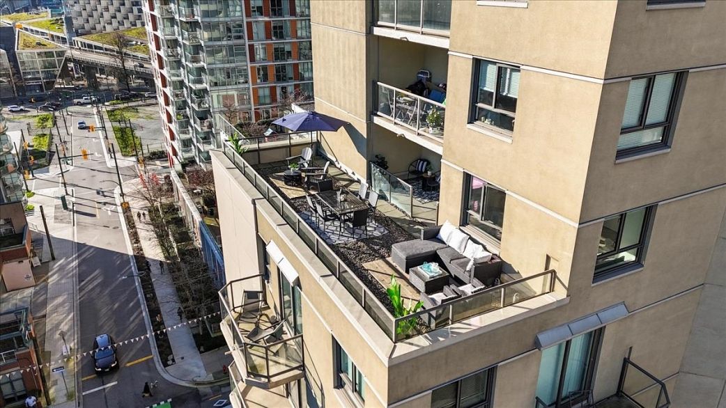 1006 789 Drake Street