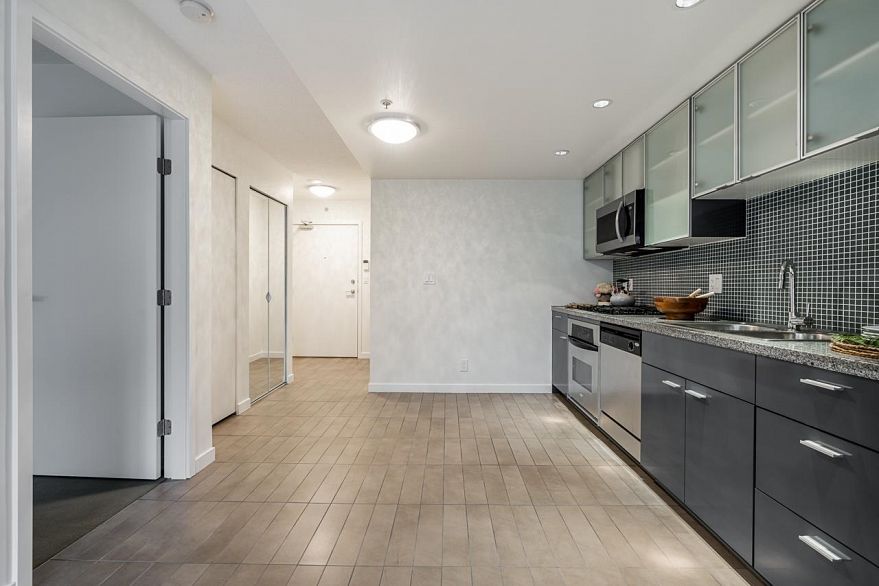 1207 33 Smithe Street