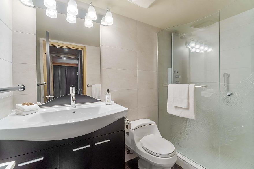 2201 909 Burrard Street