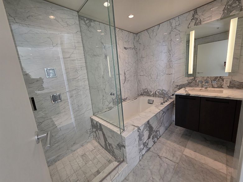 2706 1011 W Cordova Street