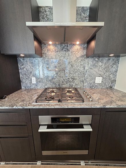 2706 1011 W Cordova Street