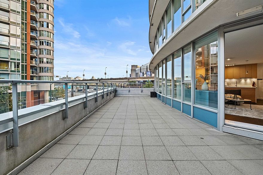 202 689 Abbott Street