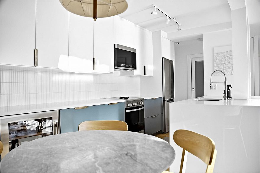 907 1330 Harwood Street