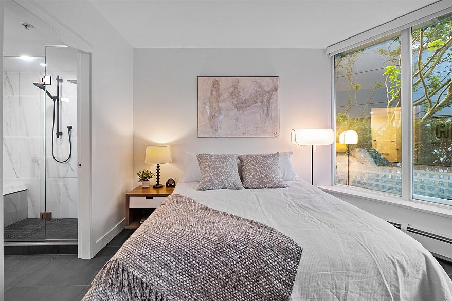 202 689 Abbott Street