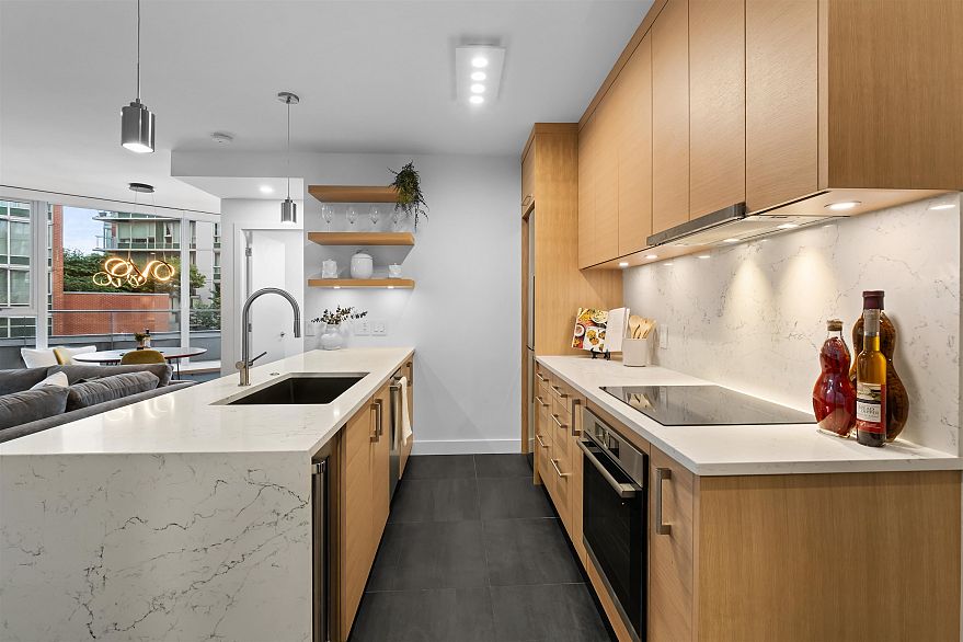 202 689 Abbott Street