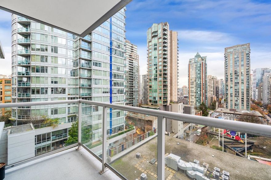 907 480 Robson Street