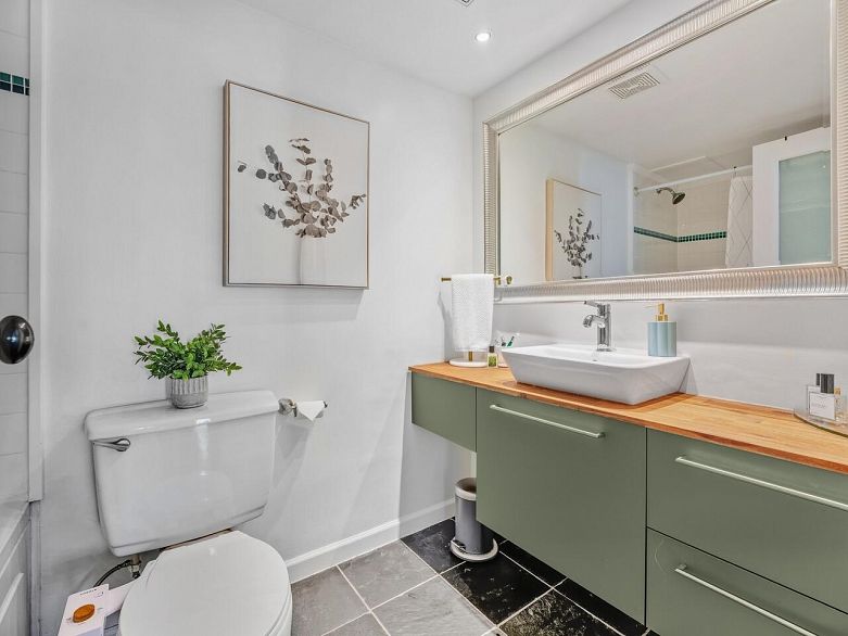 206 1065 E 8th Avenue