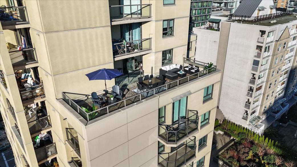 1006 789 Drake Street