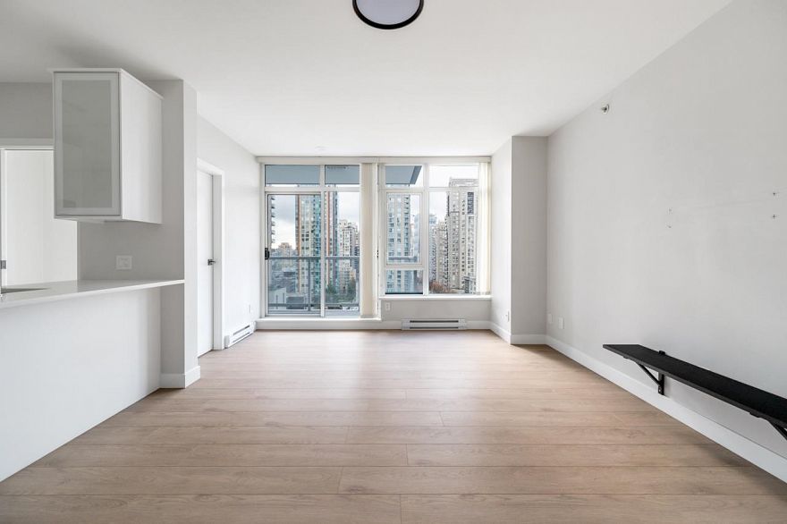 907 480 Robson Street