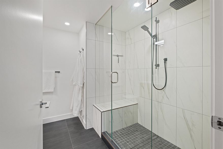 202 689 Abbott Street