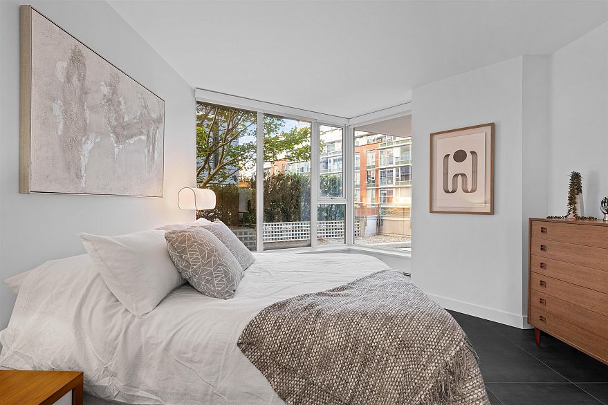 202 689 Abbott Street