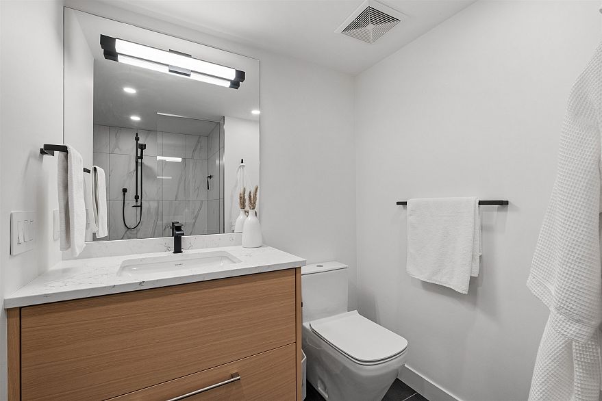 202 689 Abbott Street