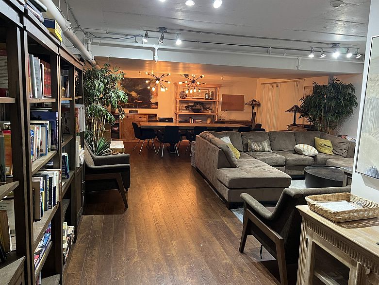 319 1500 Pendrell Street