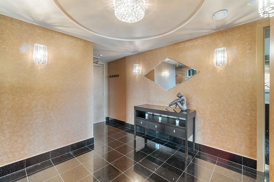 2201 909 Burrard Street