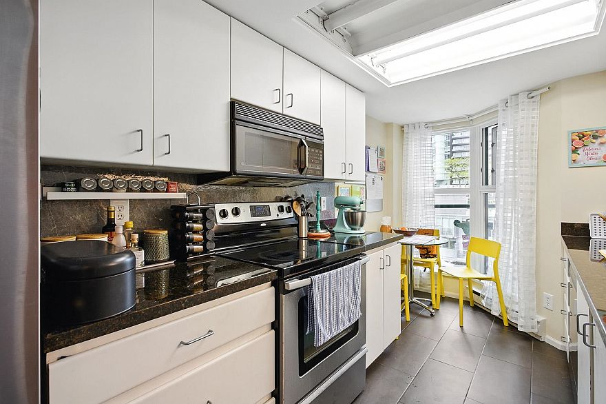 B1002 1331 Homer Street