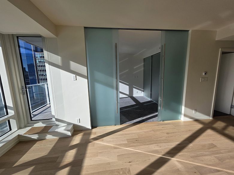 2706 1011 W Cordova Street