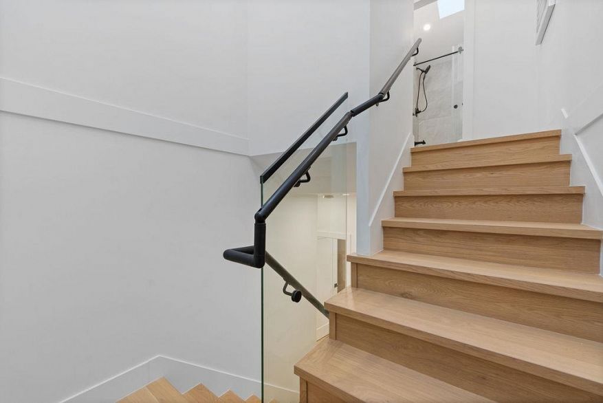 1 1166 E 11th Avenue