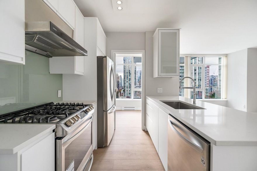 907 480 Robson Street