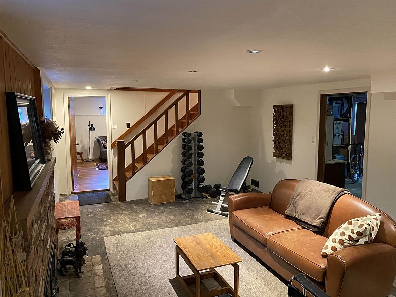 5876 Highbury Street