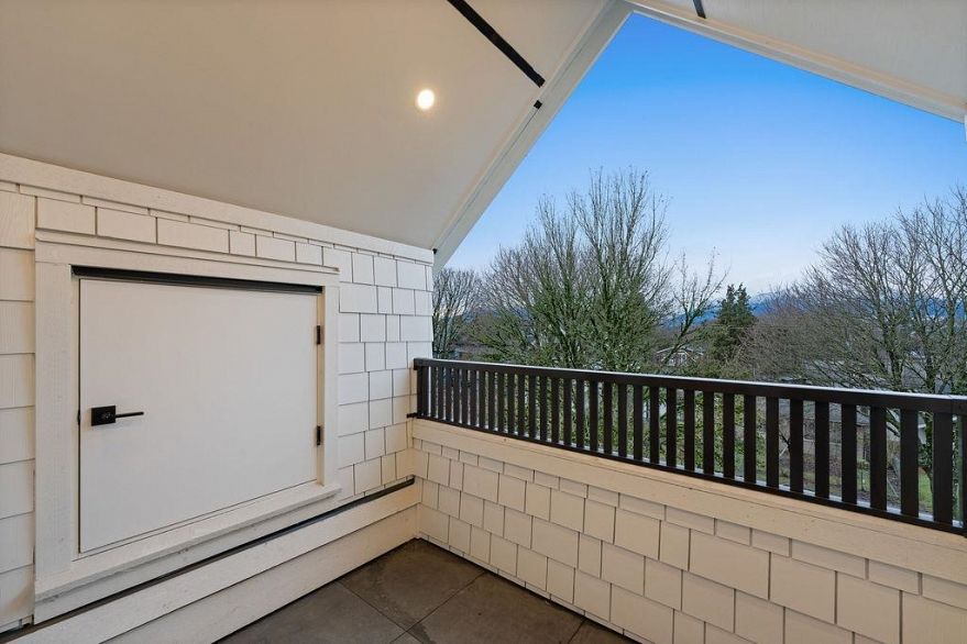 1 1166 E 11th Avenue