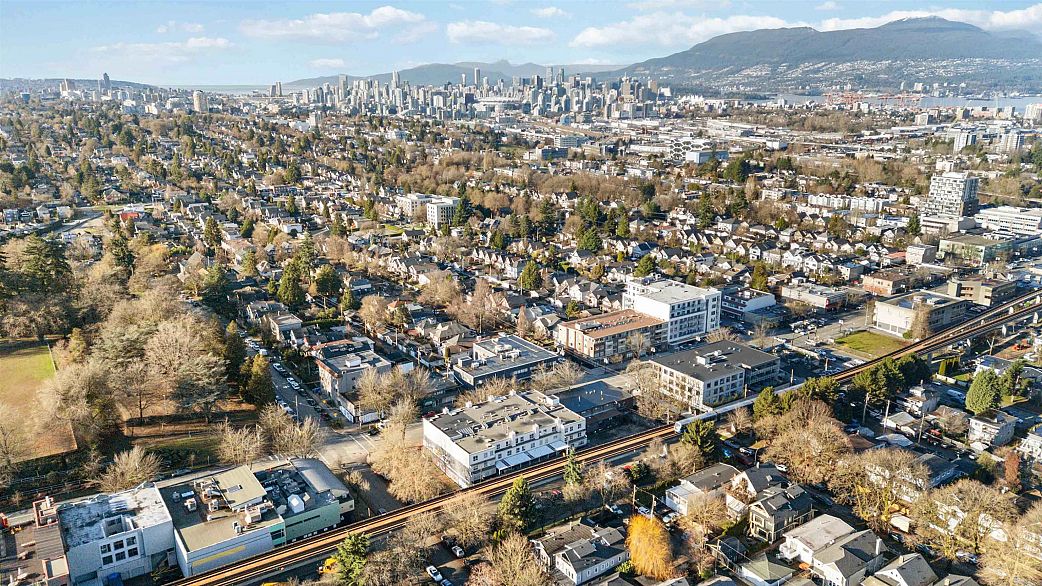 307 2928 Commercial Drive