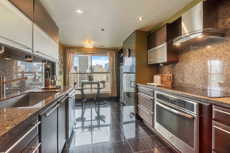 2201 909 Burrard Street