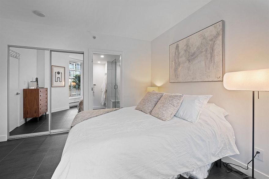 202 689 Abbott Street