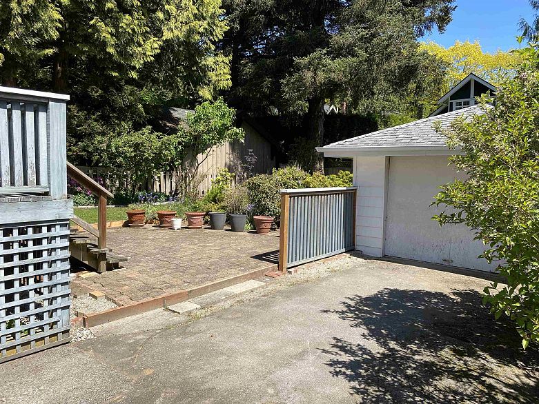 5876 Highbury Street