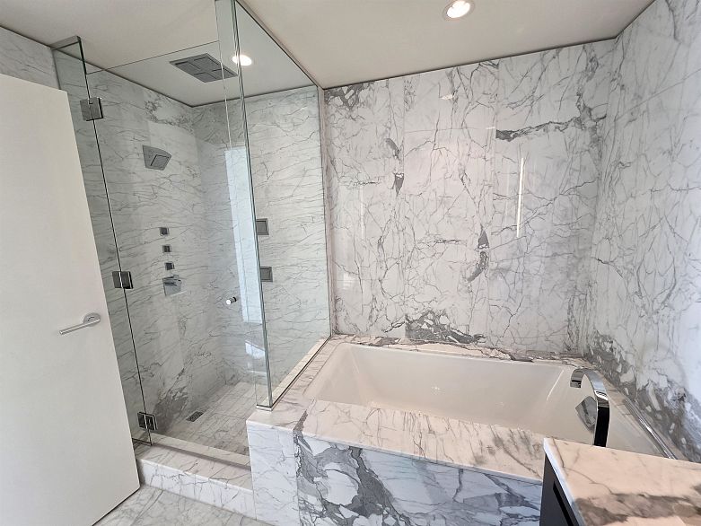 2706 1011 W Cordova Street