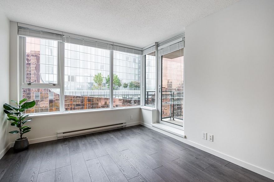 1207 33 Smithe Street