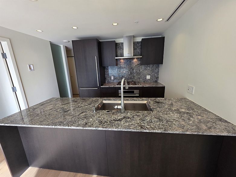 2706 1011 W Cordova Street