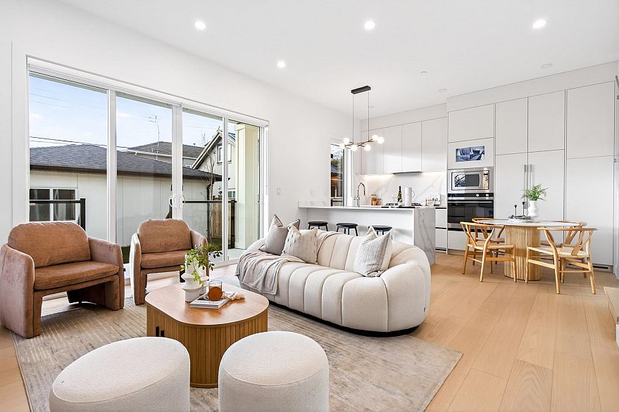 2 6933 Prince Edward Street