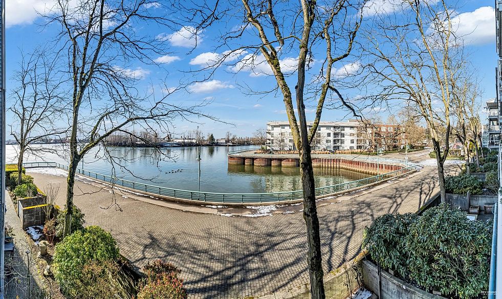 208 2020 E Kent Avenue South