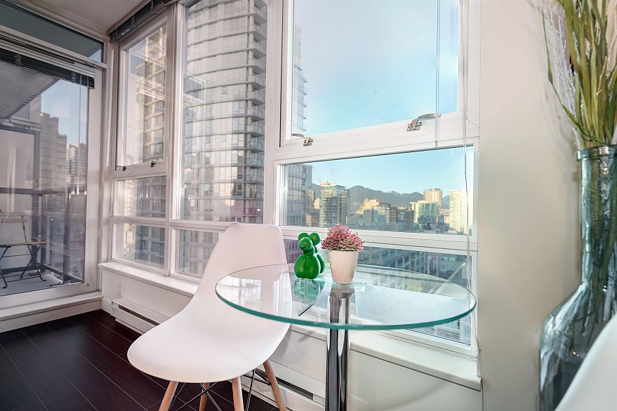 2106 939 Expo Boulevard