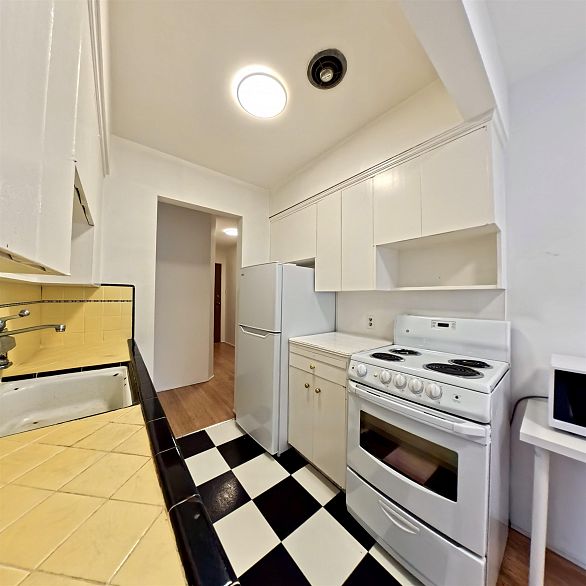 201 1925 NELSON STREET, Vancouver BC V6G 1N3