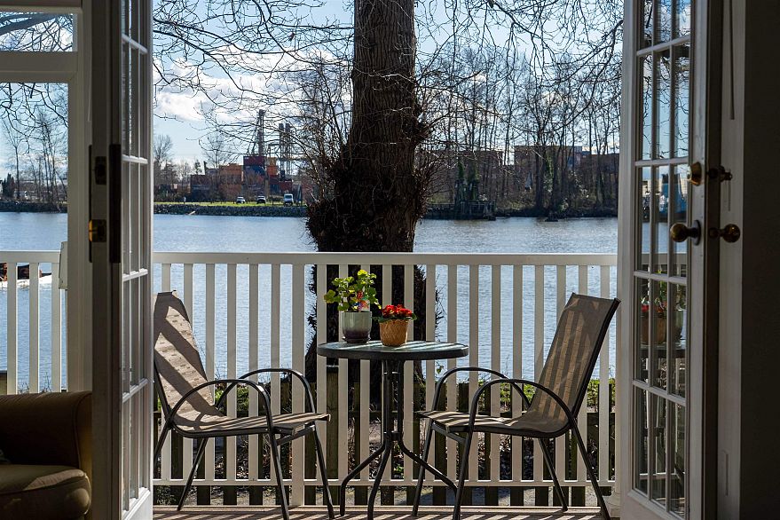 1 8581 Jellicoe Street