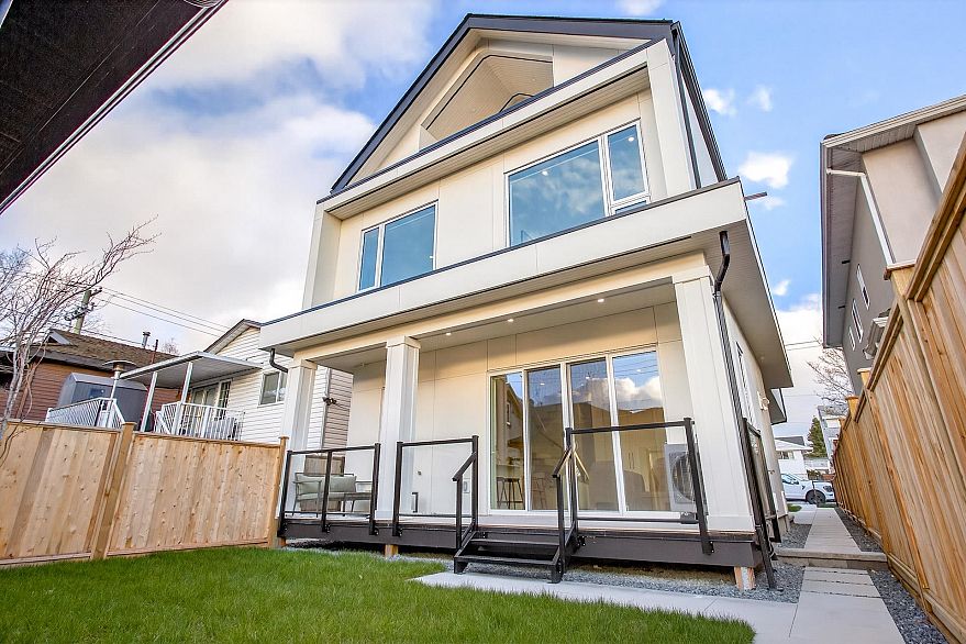 2 6933 Prince Edward Street